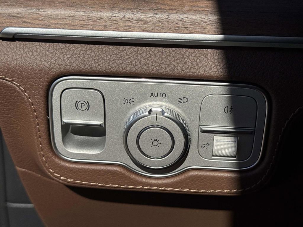 New 2026 Mercedes-Benz GLS 580 4MATIC image 32