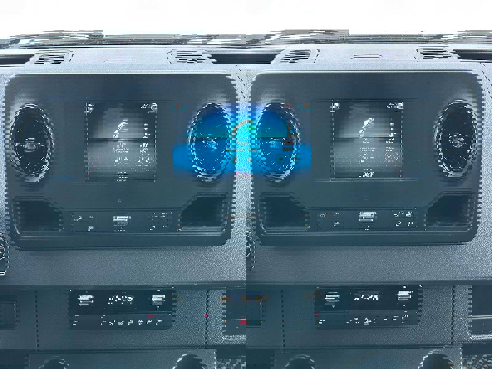 Used 2021 Freightliner Sprinter 2500 image 27