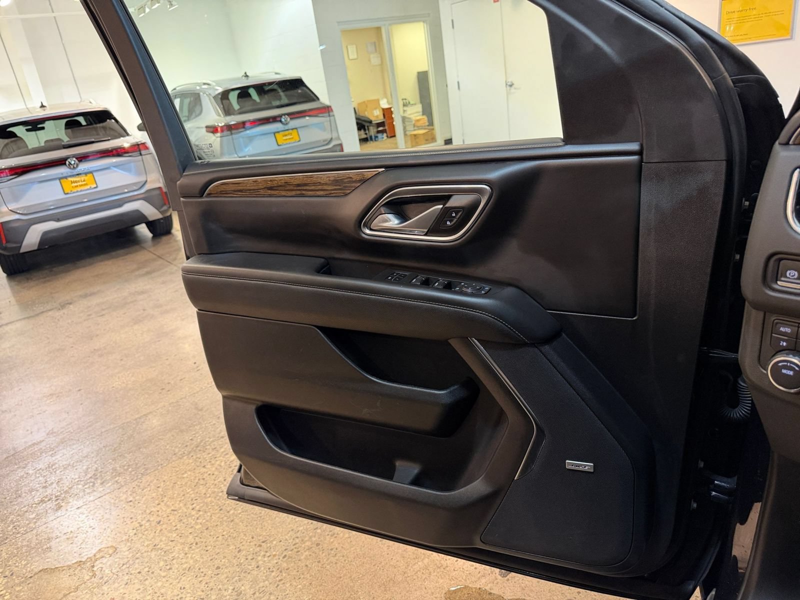Used 2023 Chevrolet Suburban Premier AWD/4WD image 18