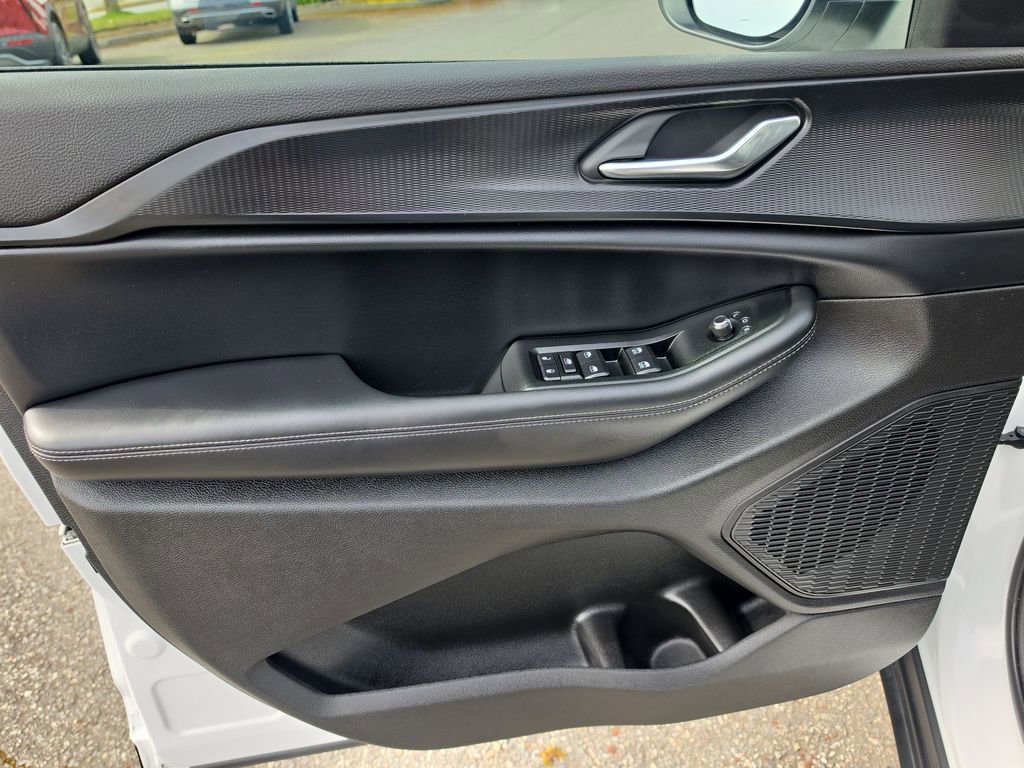 Used 2025 Jeep Grand Cherokee Laredo w/ Luxury Tech Group I image 24