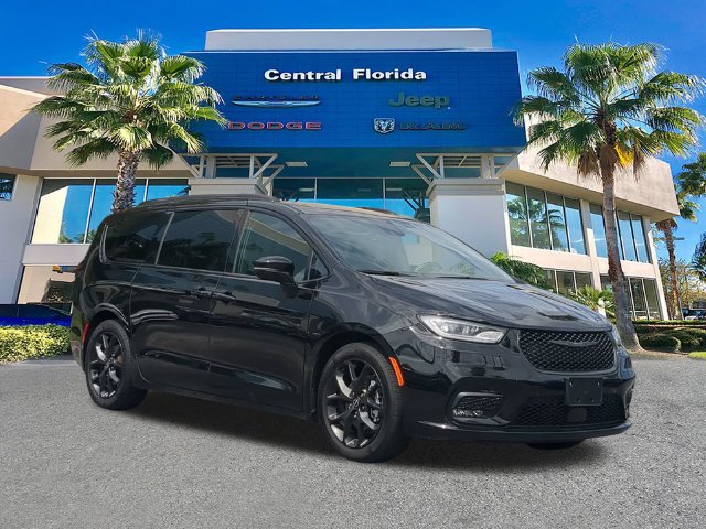 Used 2025 Chrysler Pacifica Limited FWD image 2