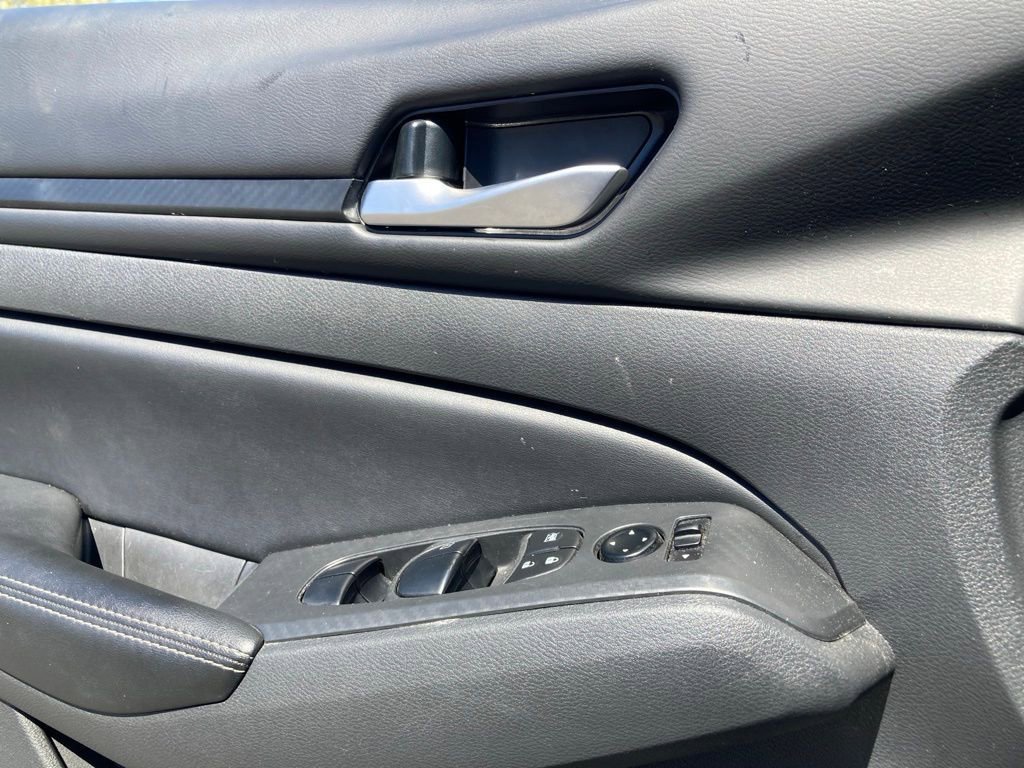Used 2025 Nissan Altima 2.5 SV image 11