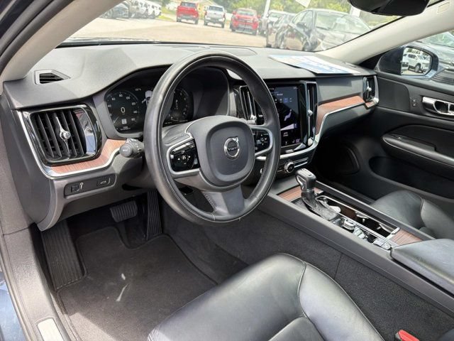 Used 2021 Volvo S60 T5 Momentum w/ Premium Package FWD image 12