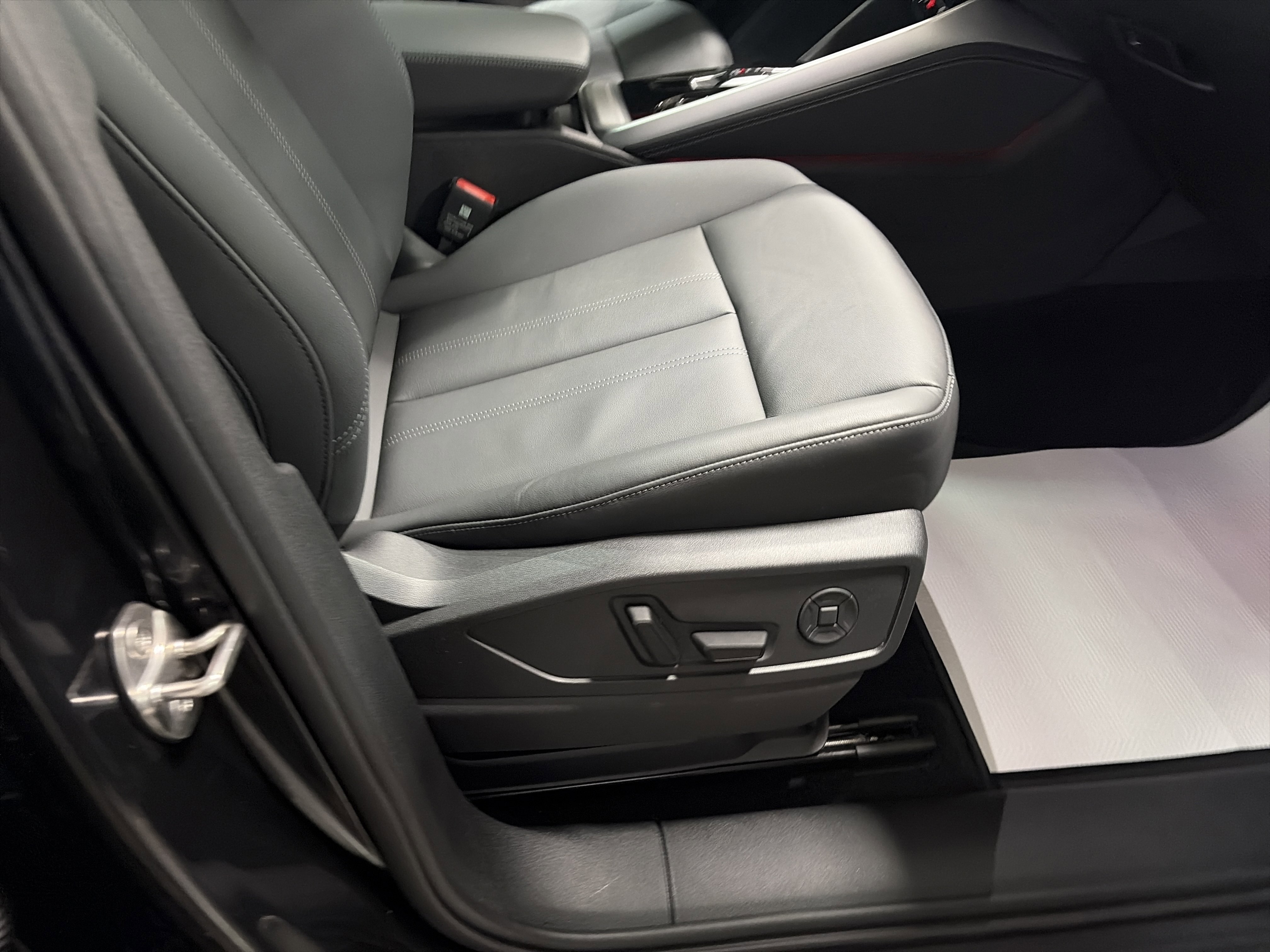 Certified 2025 Audi Q5 Premium w/ Convenience Package image 35