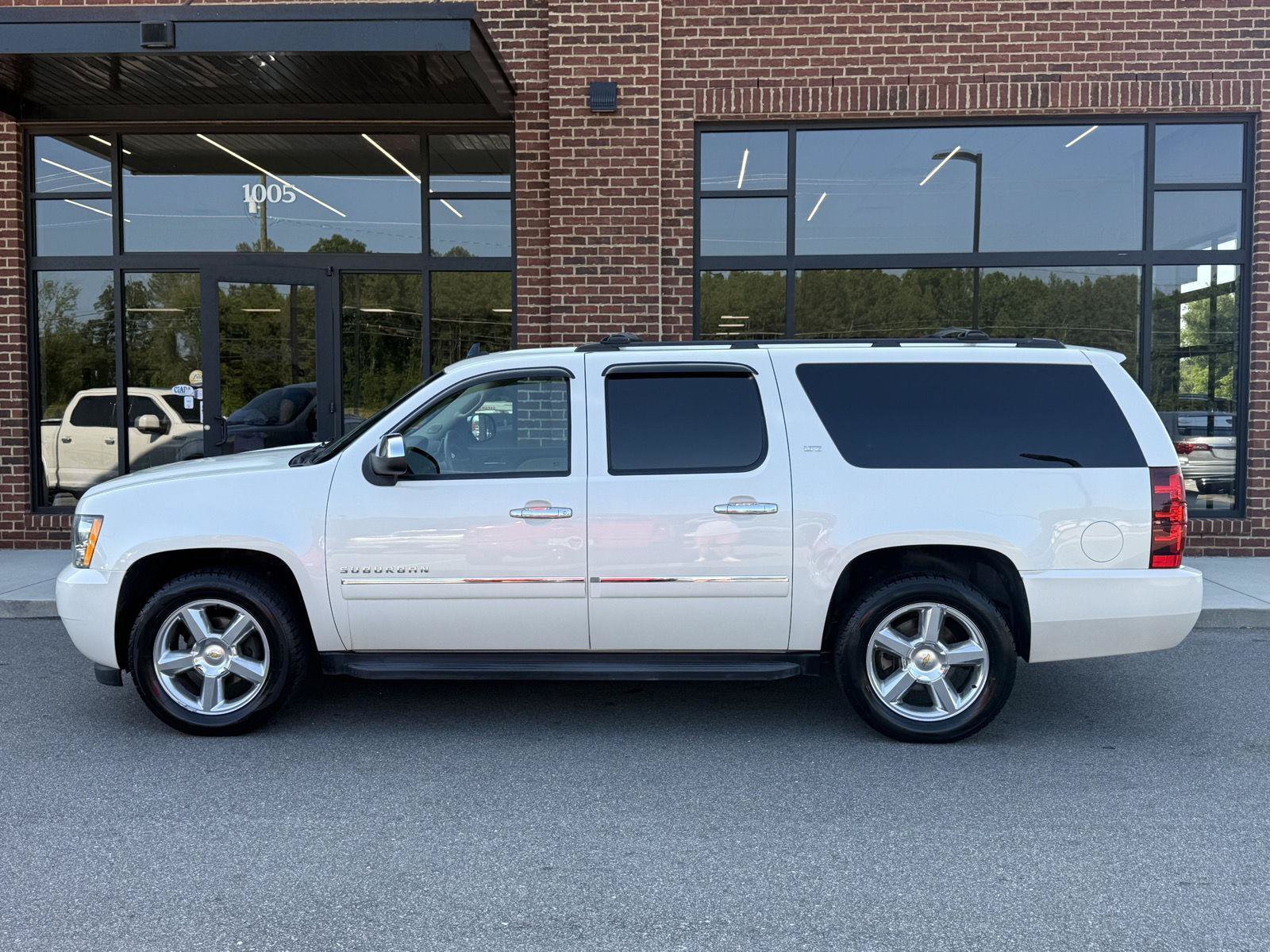 Used 2014 Chevrolet Suburban LTZ RWD image 3
