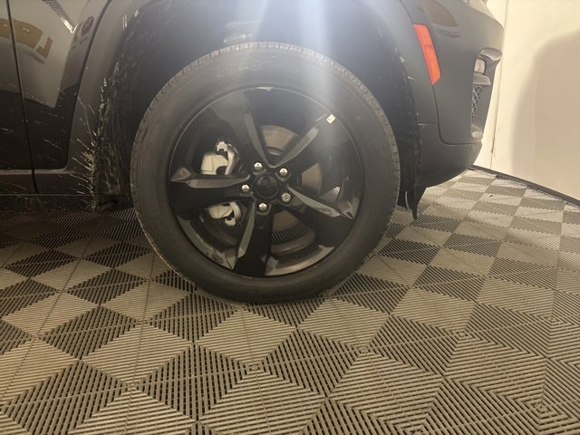 New 2025 Jeep Grand Cherokee Limited w/ Black Appearance Package image 40