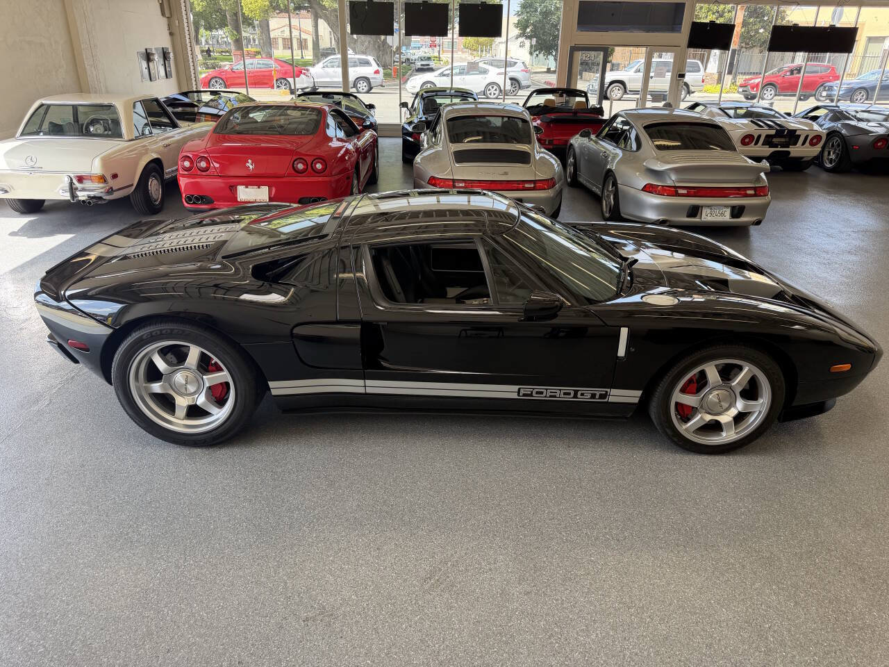 Used 2005 Ford GT RWD image 17