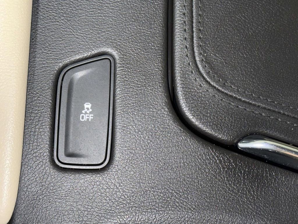 Used 2017 Cadillac XT5 Luxury w/ Driver Awareness Package image 22