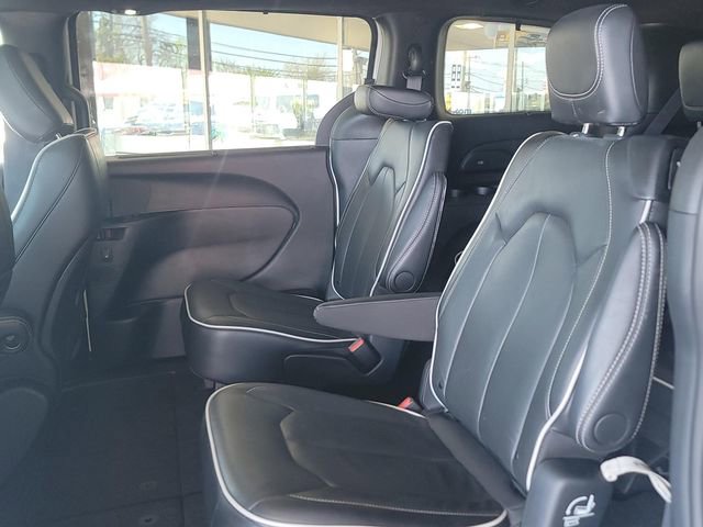 Used 2025 Chrysler Pacifica Limited image 10