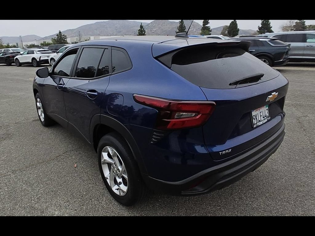 Used 2024 Chevrolet Trax LS w/ LS Convenience Package FWD image 4