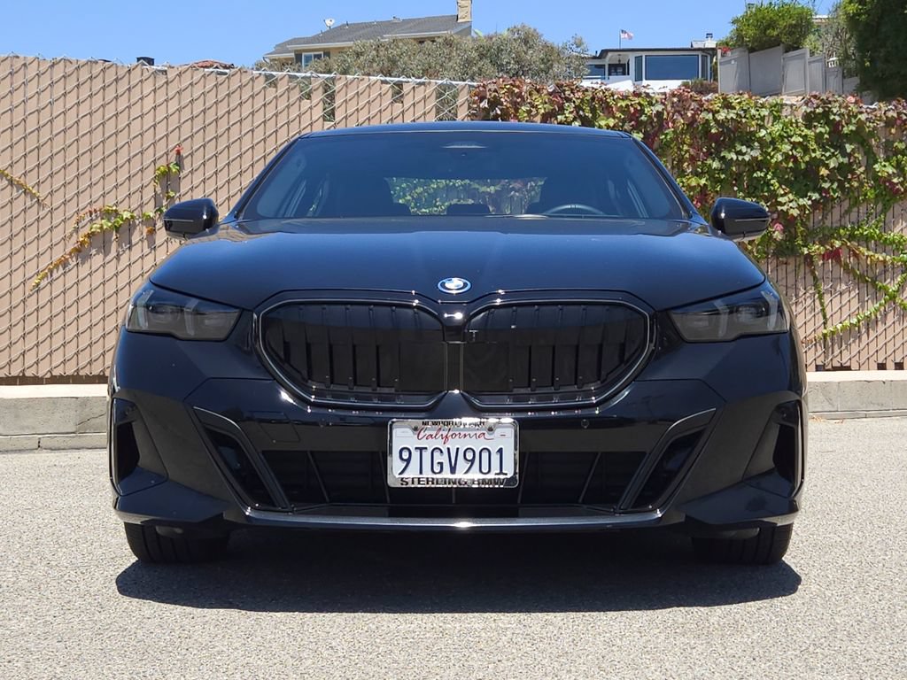 Used 2026 BMW 550e xDrive w/ Premium Package AWD/4WD image 3
