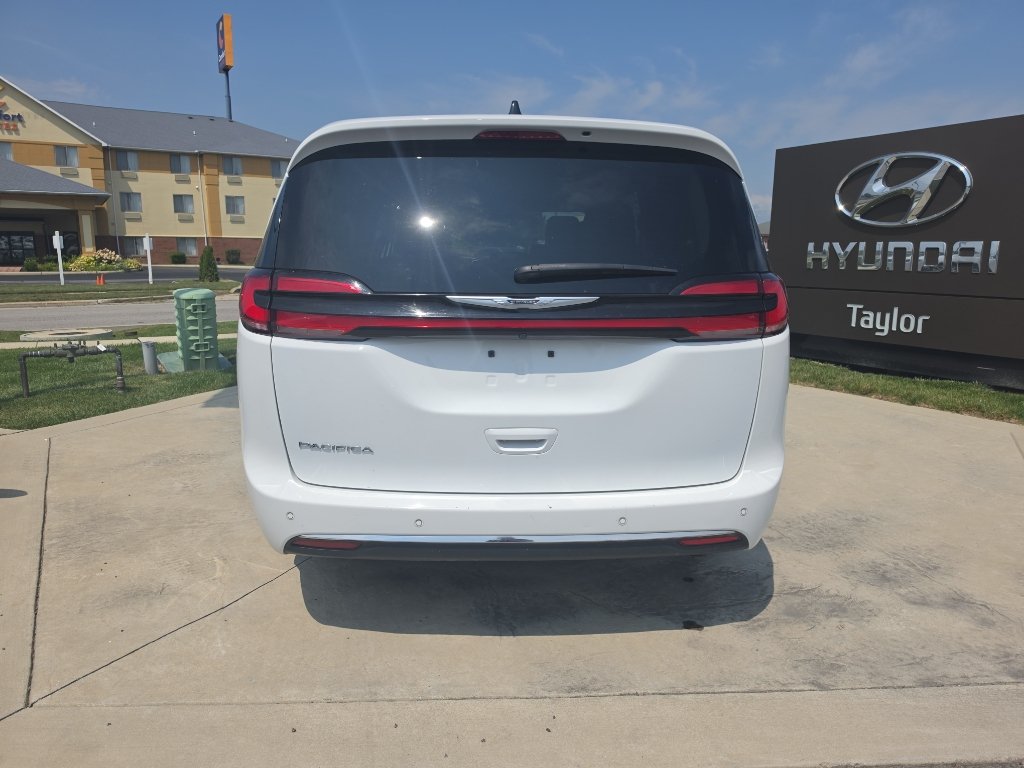 Used 2023 Chrysler Pacifica Touring-L FWD image 6
