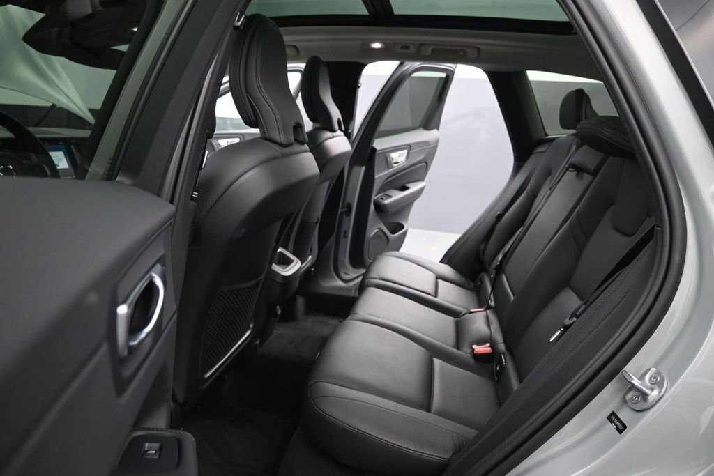Used 2024 Volvo XC60 B5 Plus AWD/4WD image 21