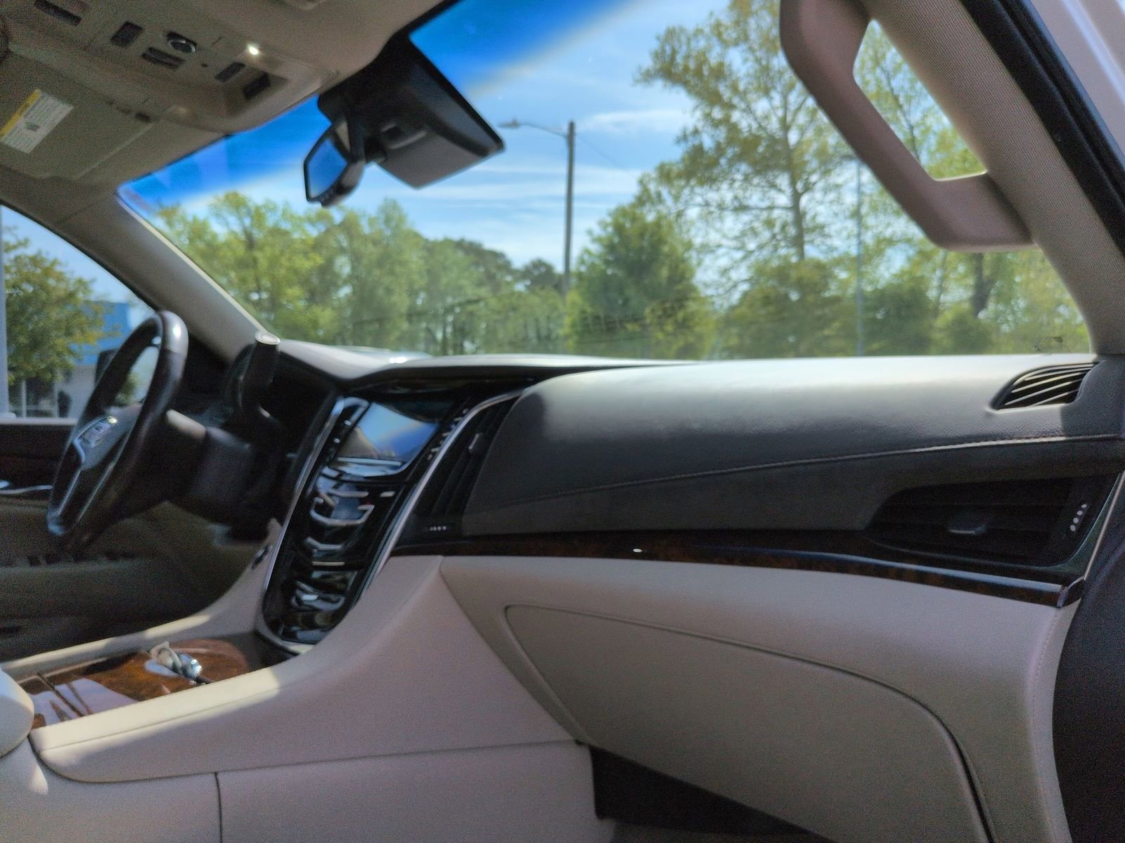 Used 2015 Cadillac Escalade Luxury image 38