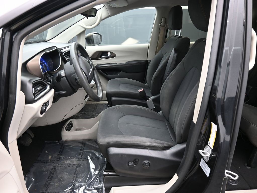 Used 2017 Chrysler Pacifica Touring image 33