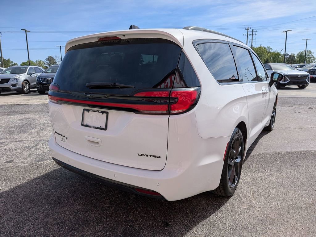 Used 2025 Chrysler Pacifica Limited image 4