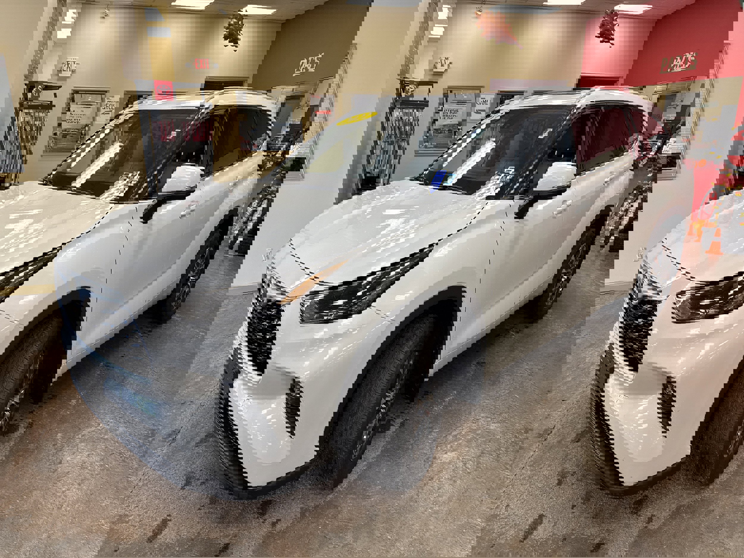 Used 2022 Toyota Highlander XLE image 3