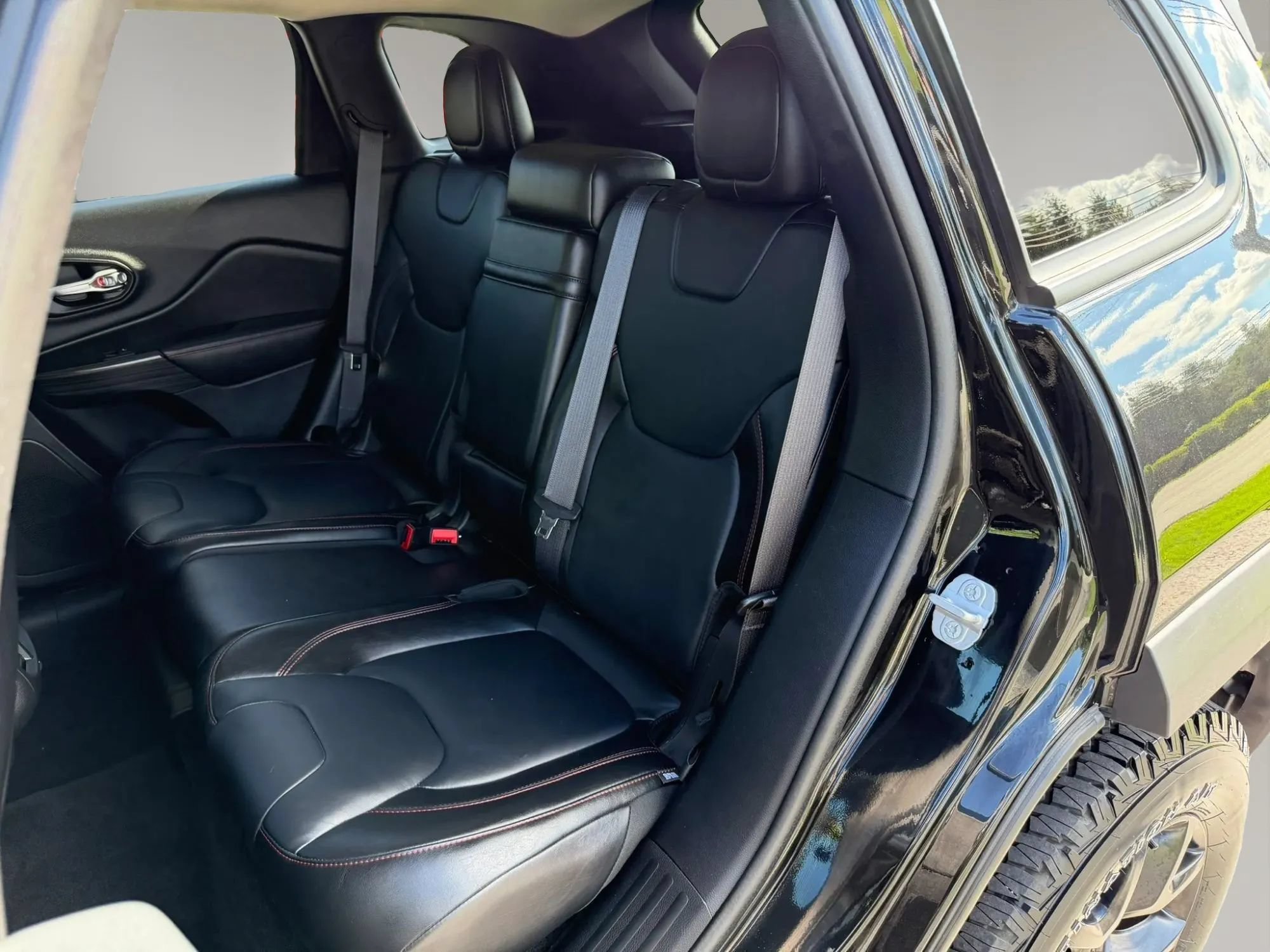 Used 2014 Jeep Cherokee Trailhawk w/ Technology Group AWD/4WD image 38