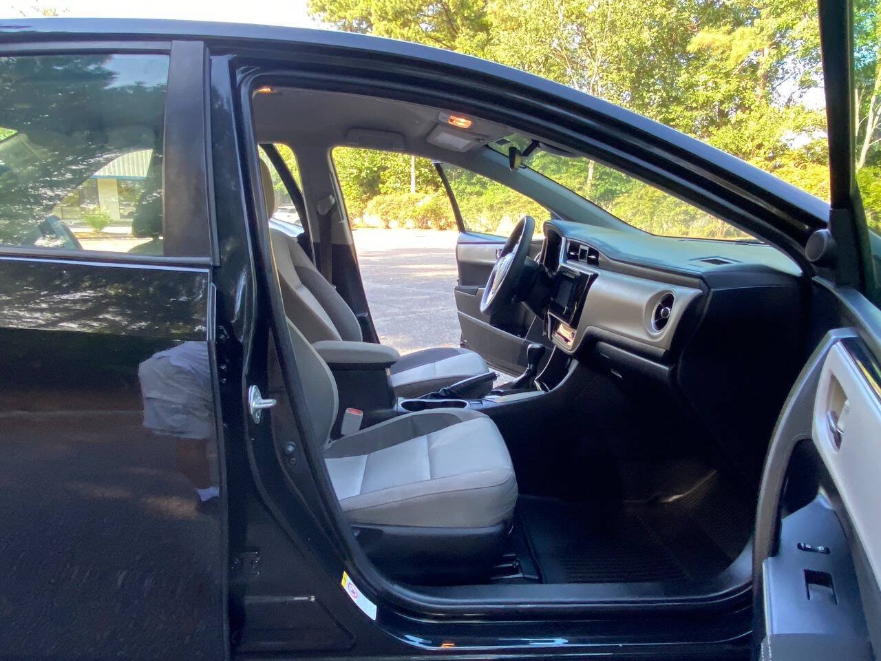 Used 2019 Toyota Corolla LE FWD image 43