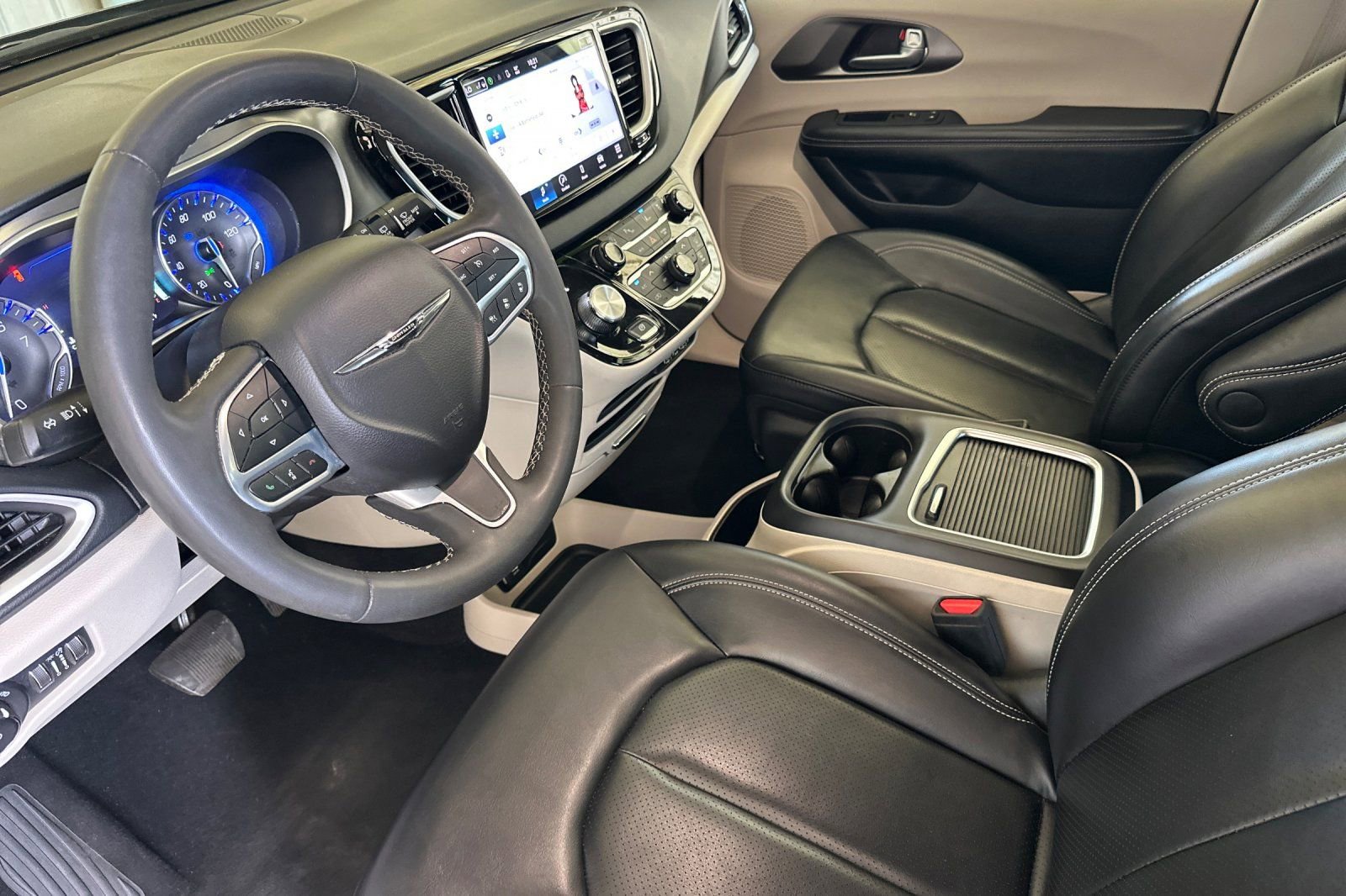 Used 2023 Chrysler Pacifica Touring-L FWD image 10