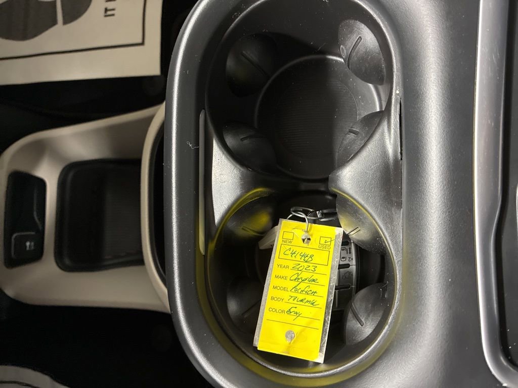 Used 2023 Chrysler Pacifica Touring-L image 13