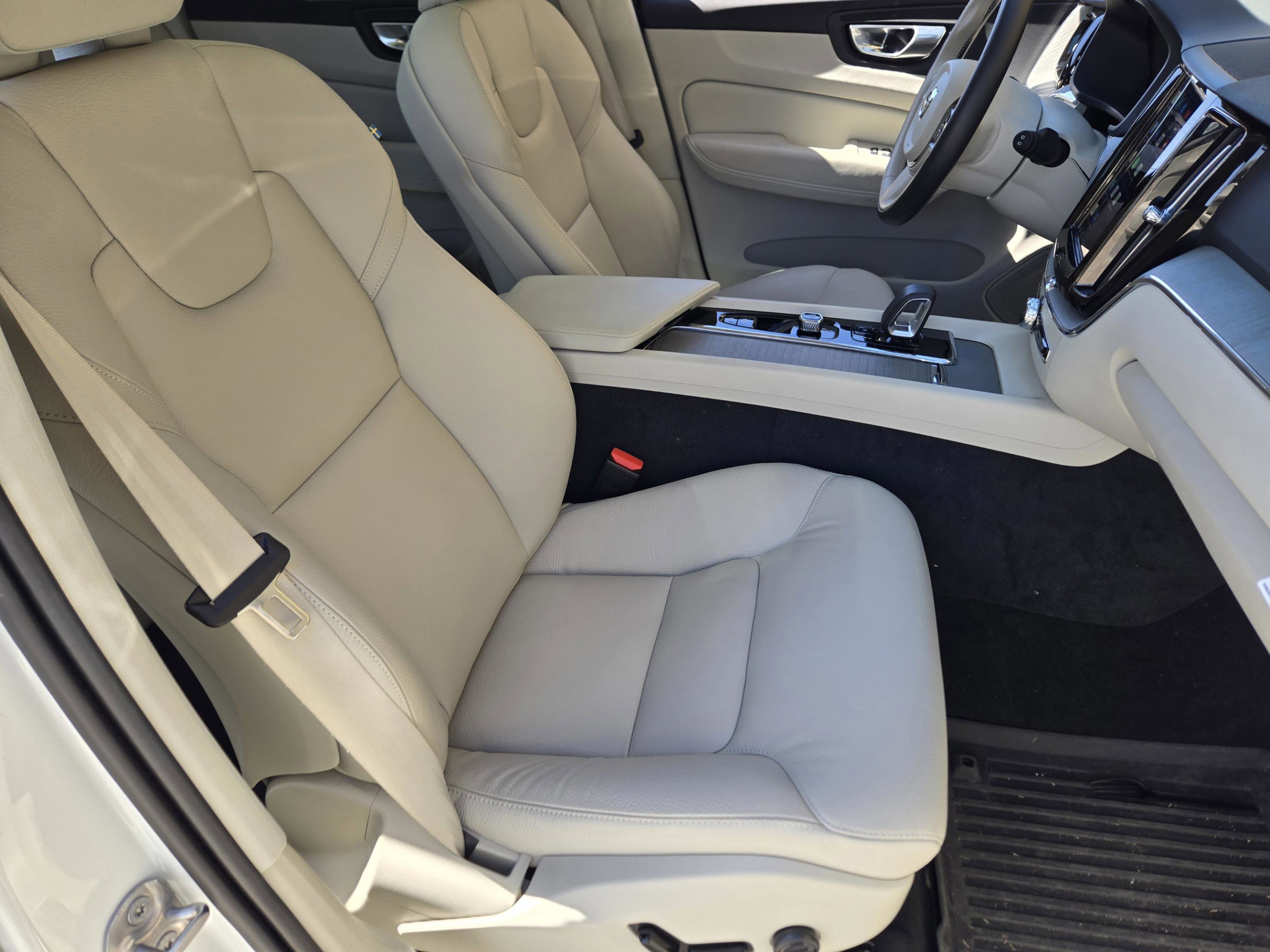 Used 2024 Volvo XC60 B5 Plus w/ Protection Package Premier image 21