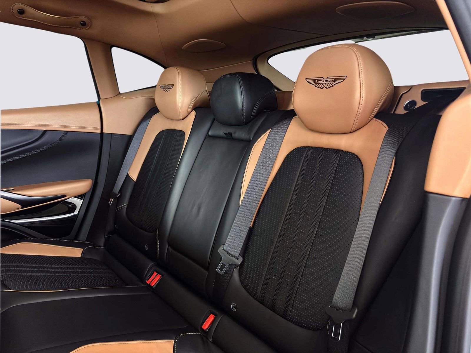 Used 2025 Aston Martin DBX 707 image 44