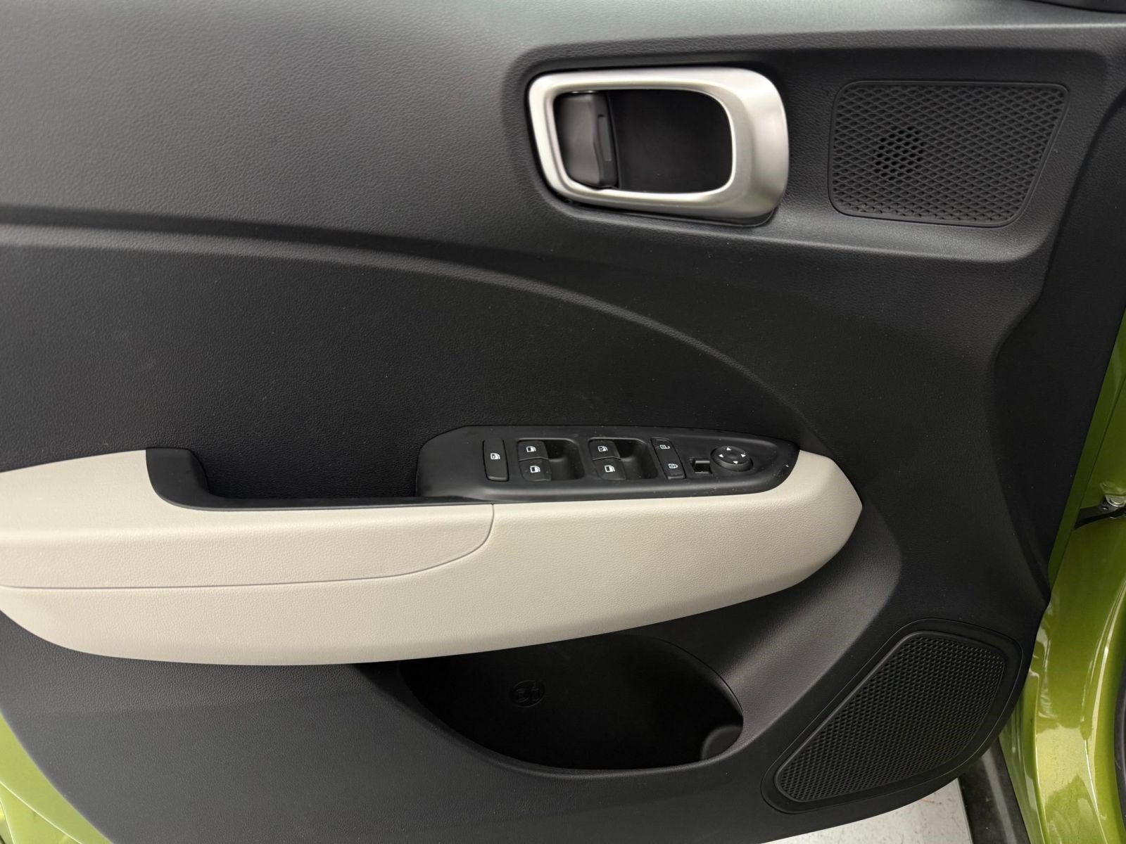 Used 2023 Hyundai Venue SEL FWD image 11