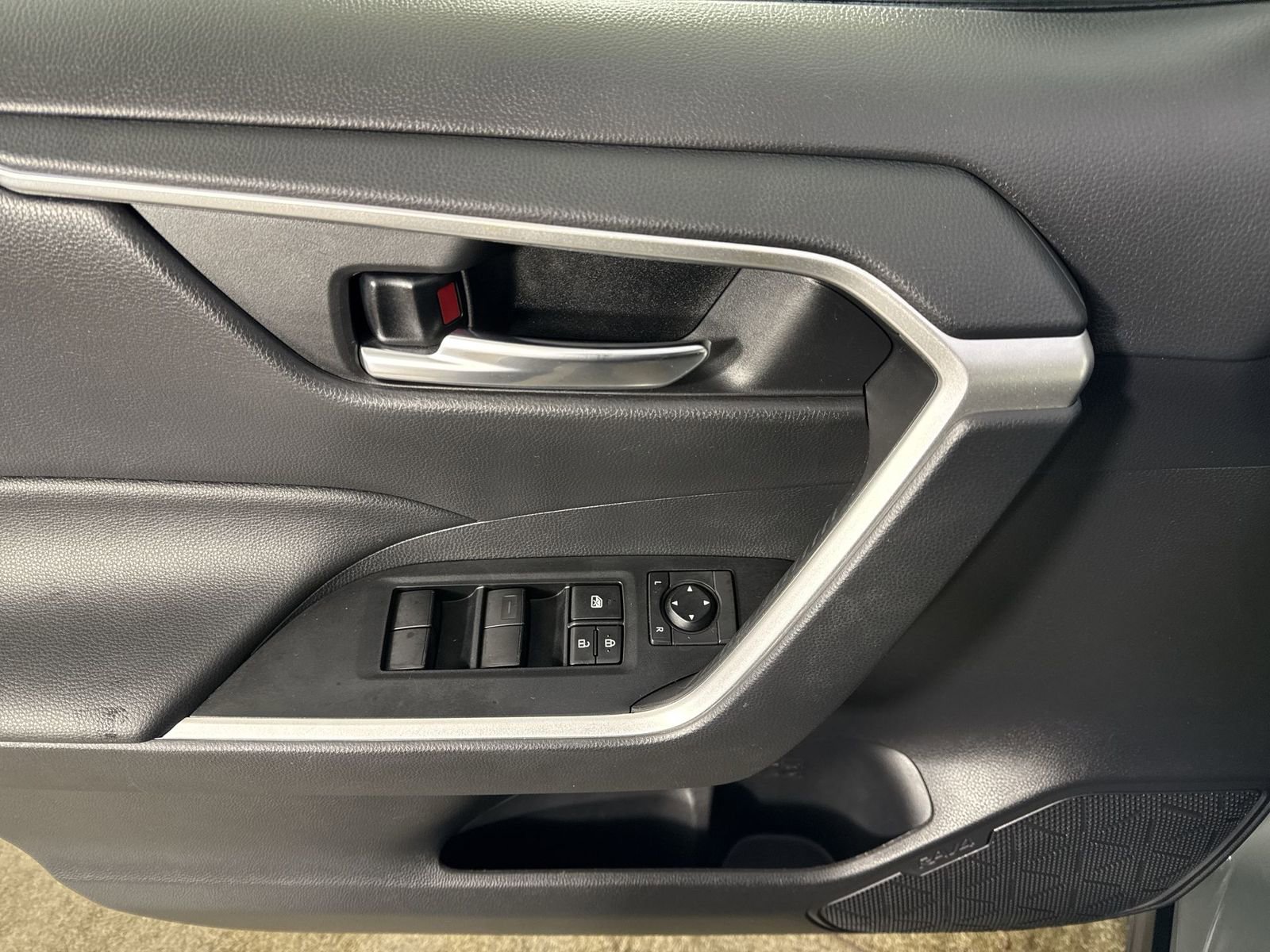 Used 2021 Toyota RAV4 XLE AWD/4WD image 18