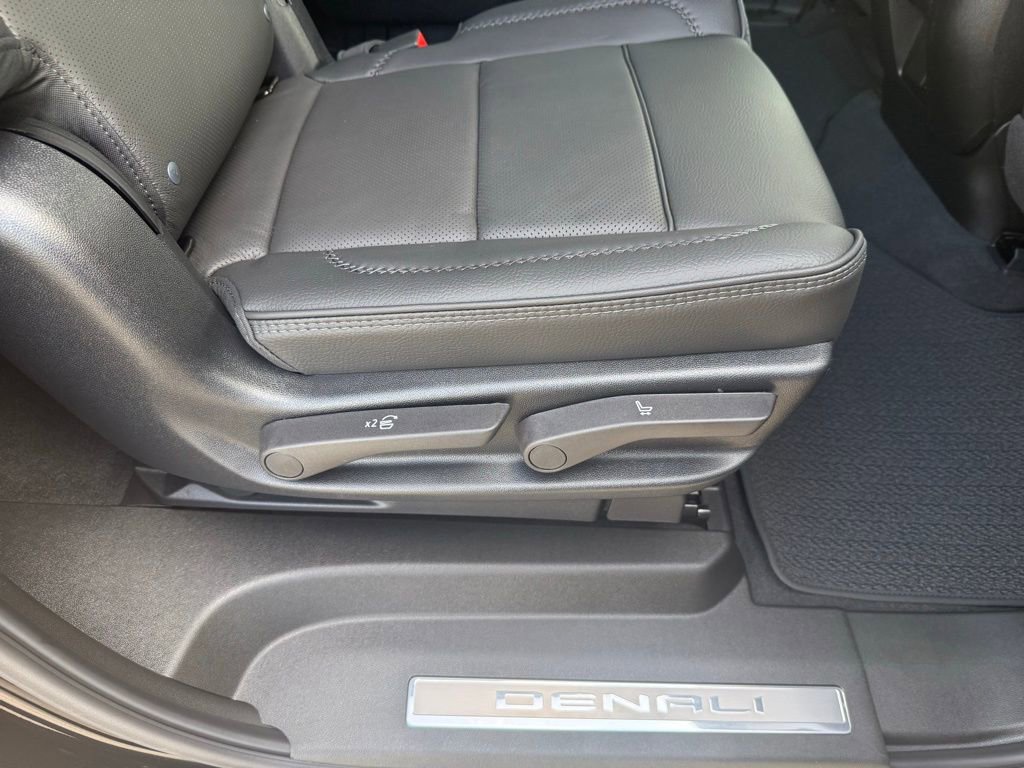 Used 2025 GMC Yukon XL Denali w/ Sun & Power Step Package image 21