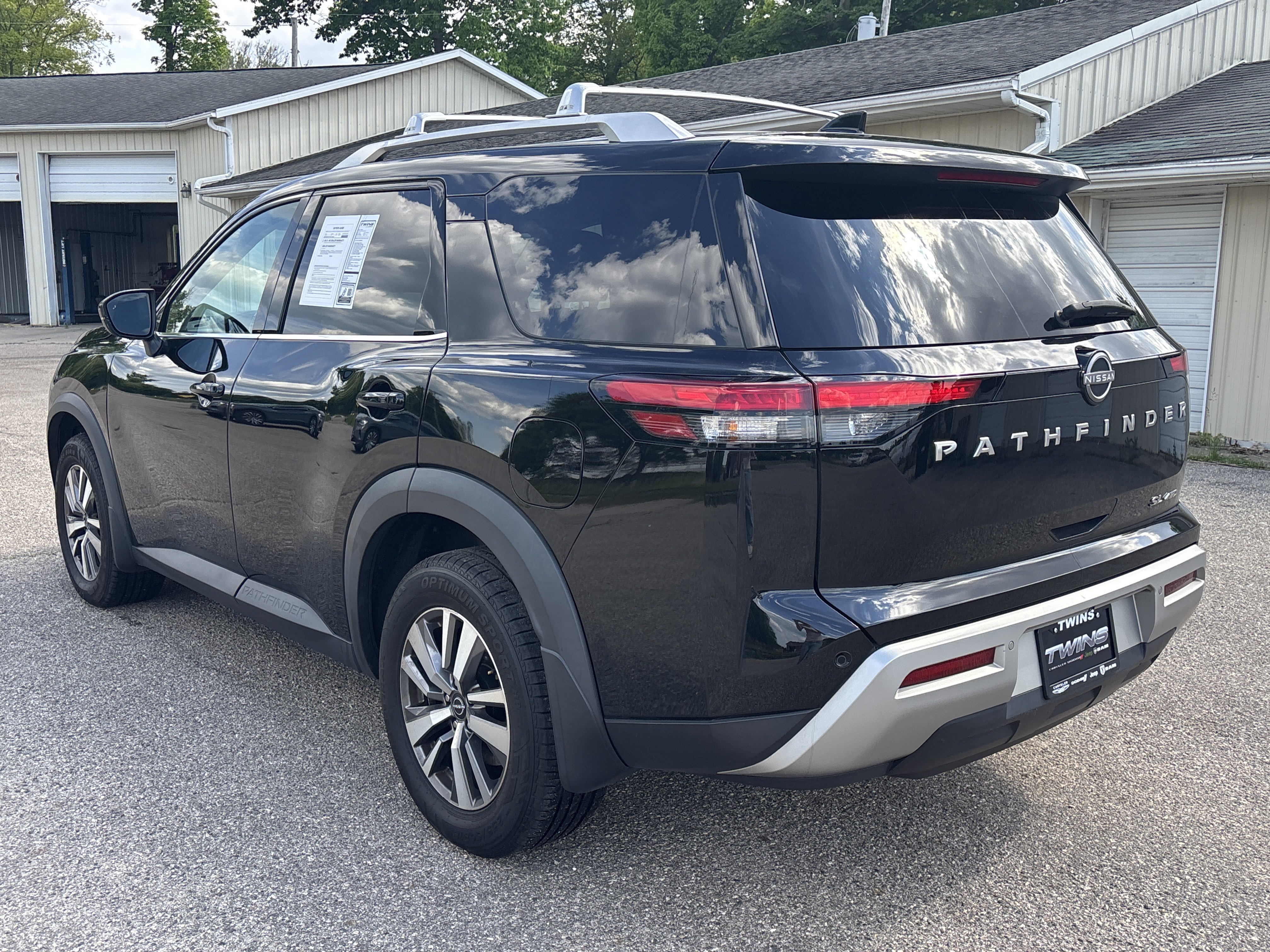 Used 2023 Nissan Pathfinder SL AWD/4WD image 8