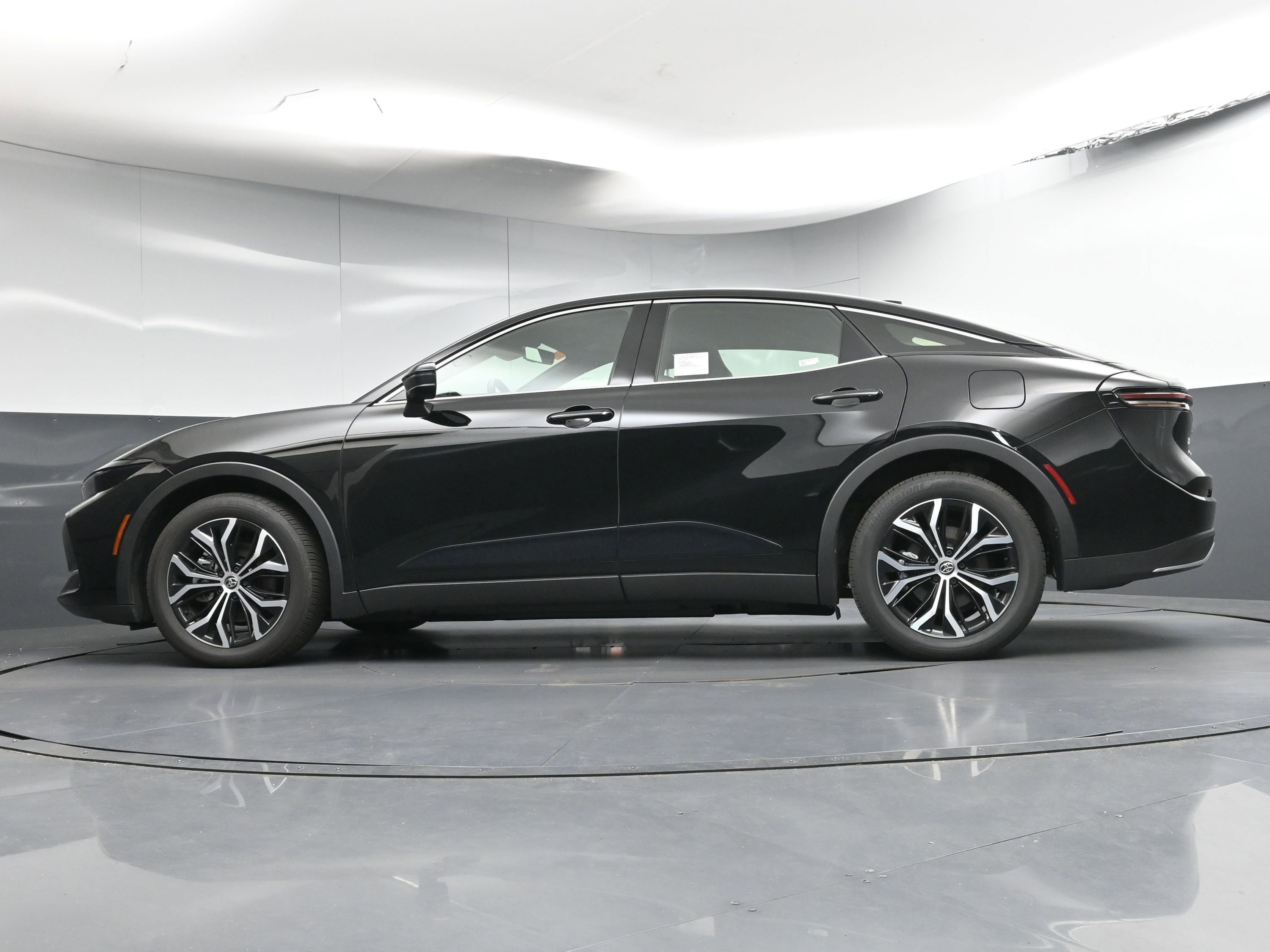 Certified 2025 Toyota Crown XLE image 30