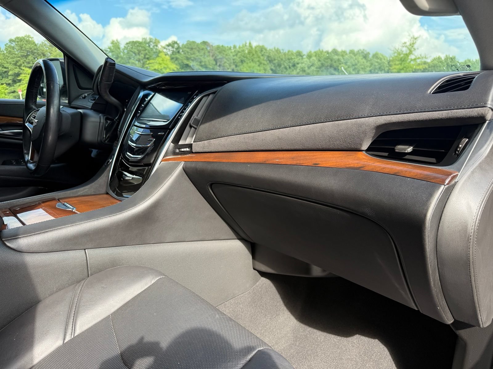 Used 2019 Cadillac Escalade Luxury AWD/4WD image 23