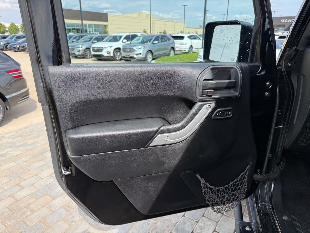 Used 2015 Jeep Wrangler Unlimited Rubicon w/ Connectivity Group AWD/4WD image 11