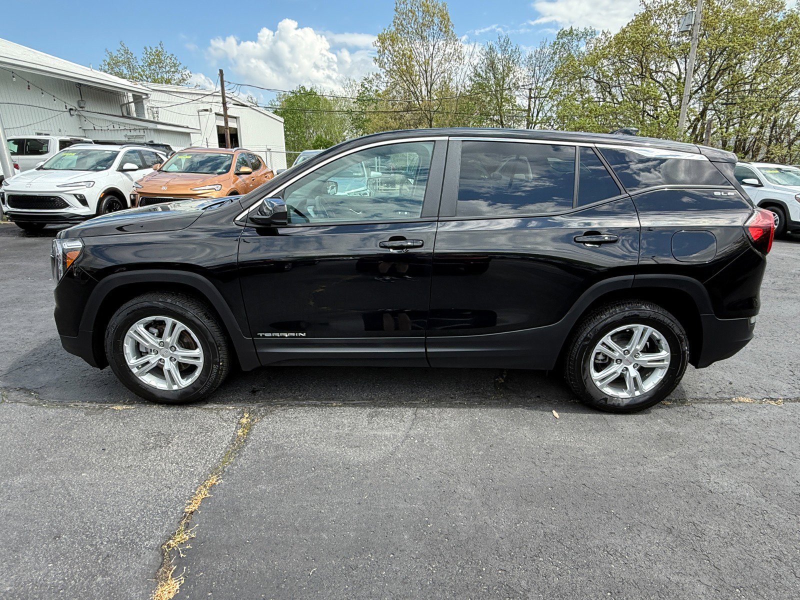 Used 2024 GMC Terrain SLE image 2
