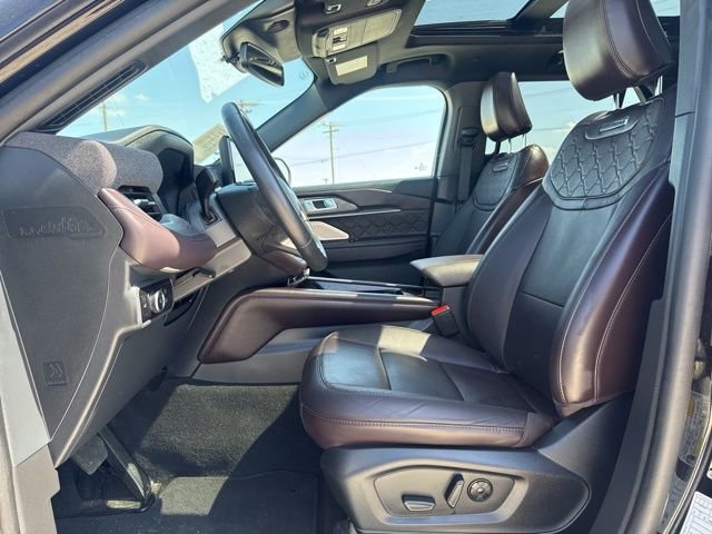 Used 2025 Ford Explorer Platinum w/ LUX Leather Package AWD/4WD image 2