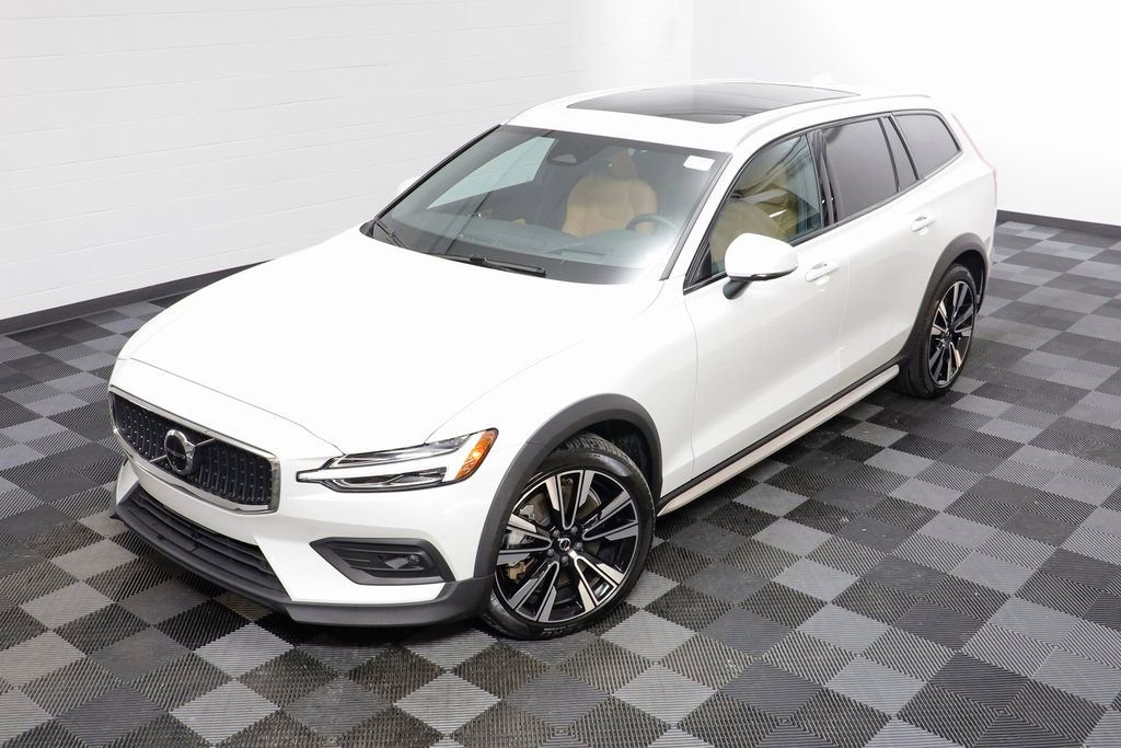 Used 2024 Volvo V60 B5 Cross Country Ultimate image 2