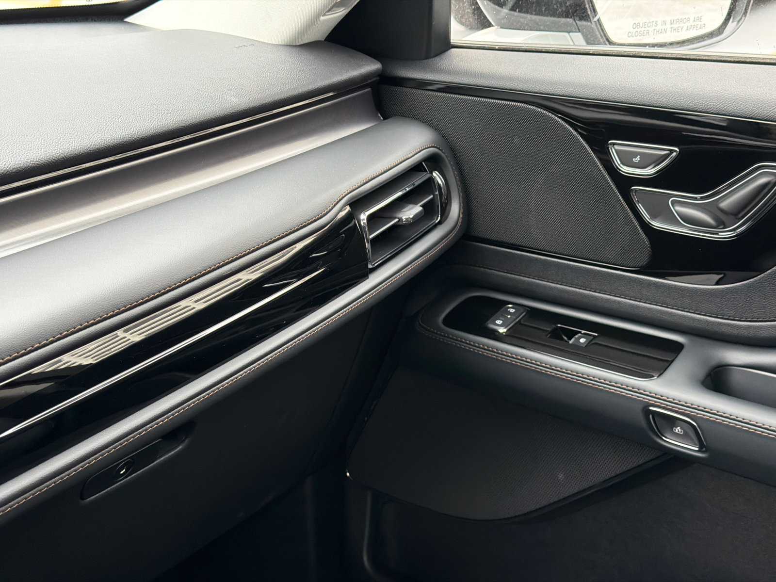 New 2027 Lincoln Aviator AWD w/ Jet Appearance Package image 33