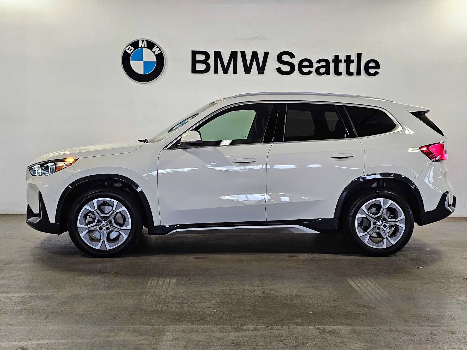 Used 2025 BMW X1 xDrive28i w/ Convenience Package AWD/4WD image 3