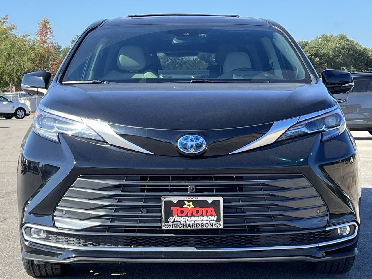Used 2025 Toyota Sienna Platinum FWD image 7