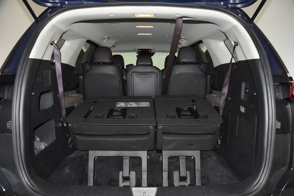 Used 2025 Kia Carnival FWD image 33