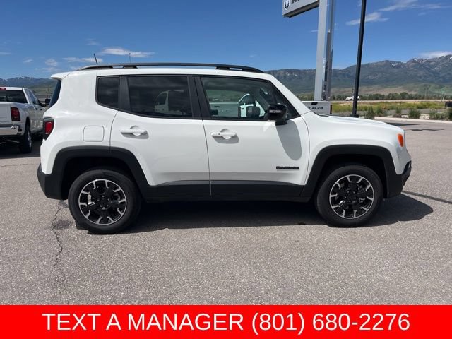 Used 2023 Jeep Renegade Latitude w/ Sun/Sound Group AWD/4WD image 2