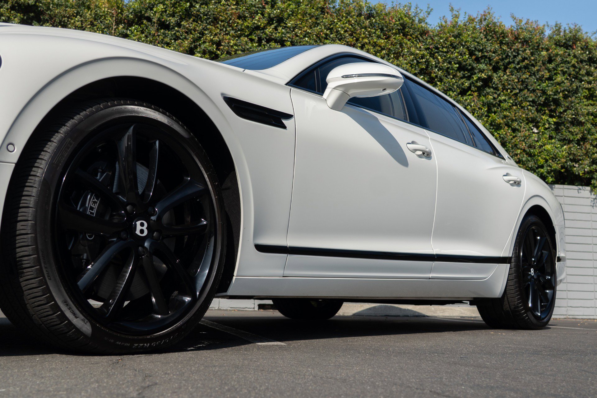 Used 2024 Bentley Flying Spur V8 image 21