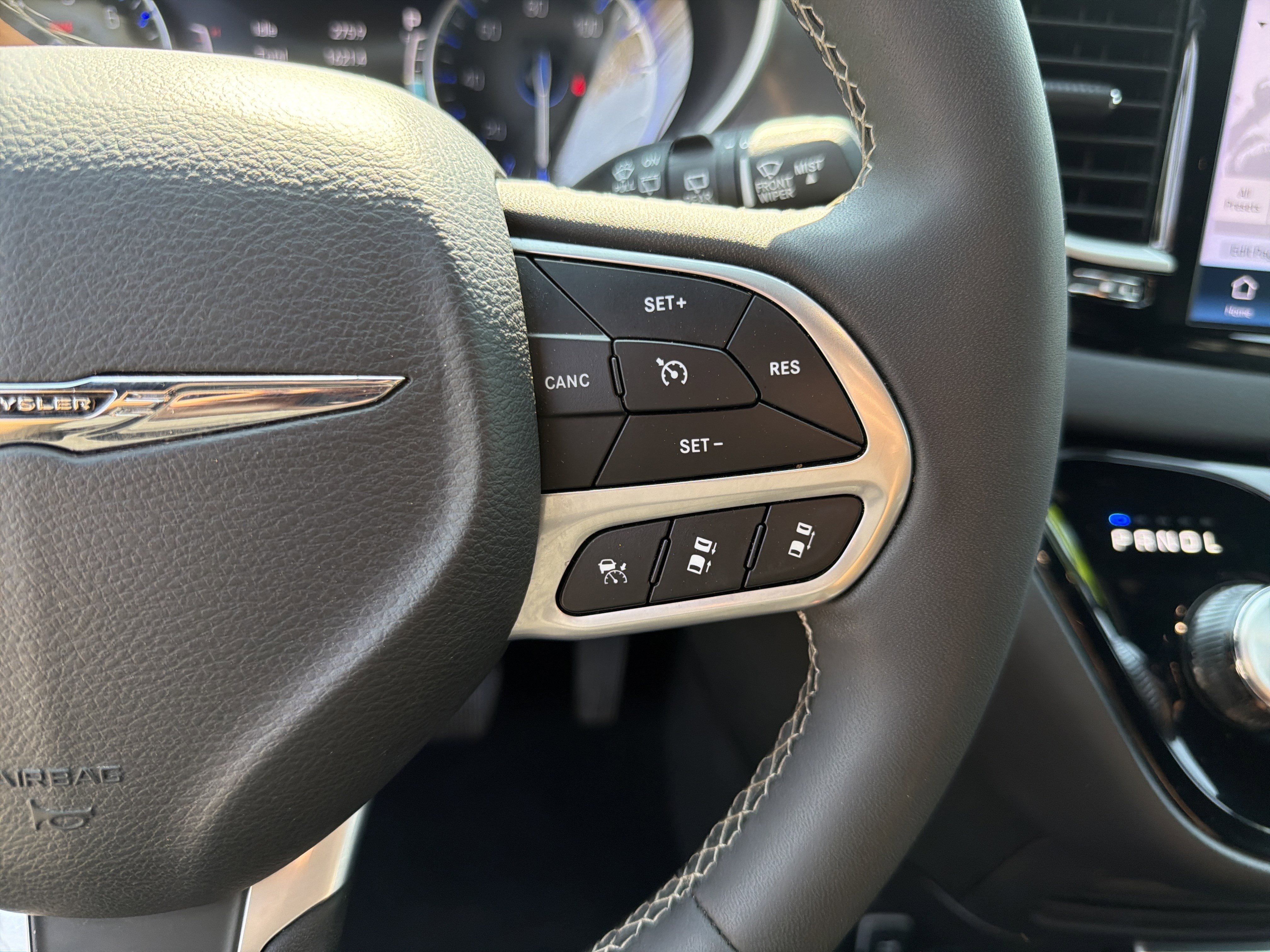 Used 2025 Chrysler Pacifica Select image 11