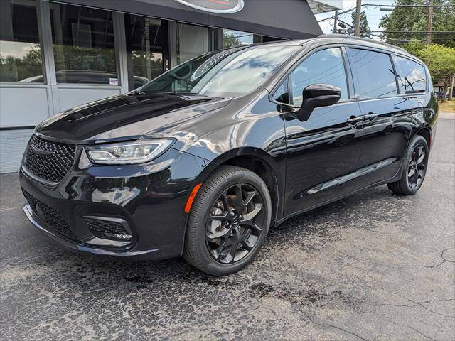 Used 2023 Chrysler Pacifica Touring-L w/ Uconnect Theater Family Group