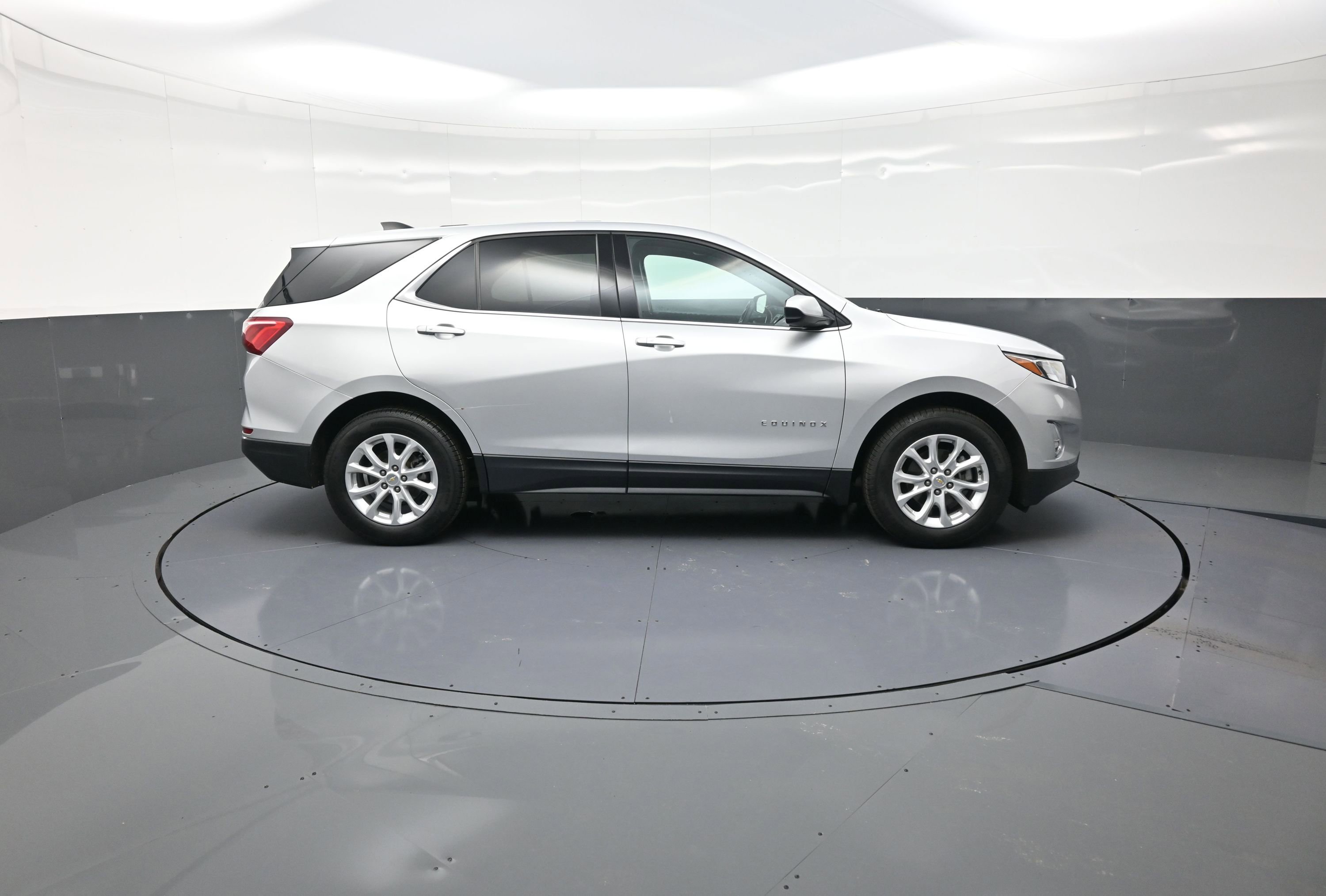 Used 2019 Chevrolet Equinox LT image 2