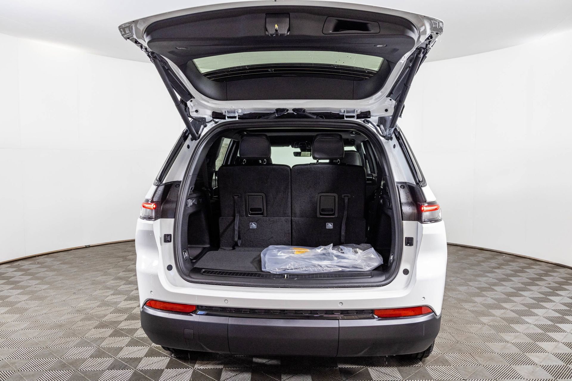 New 2025 Jeep Grand Cherokee L Altitude image 36