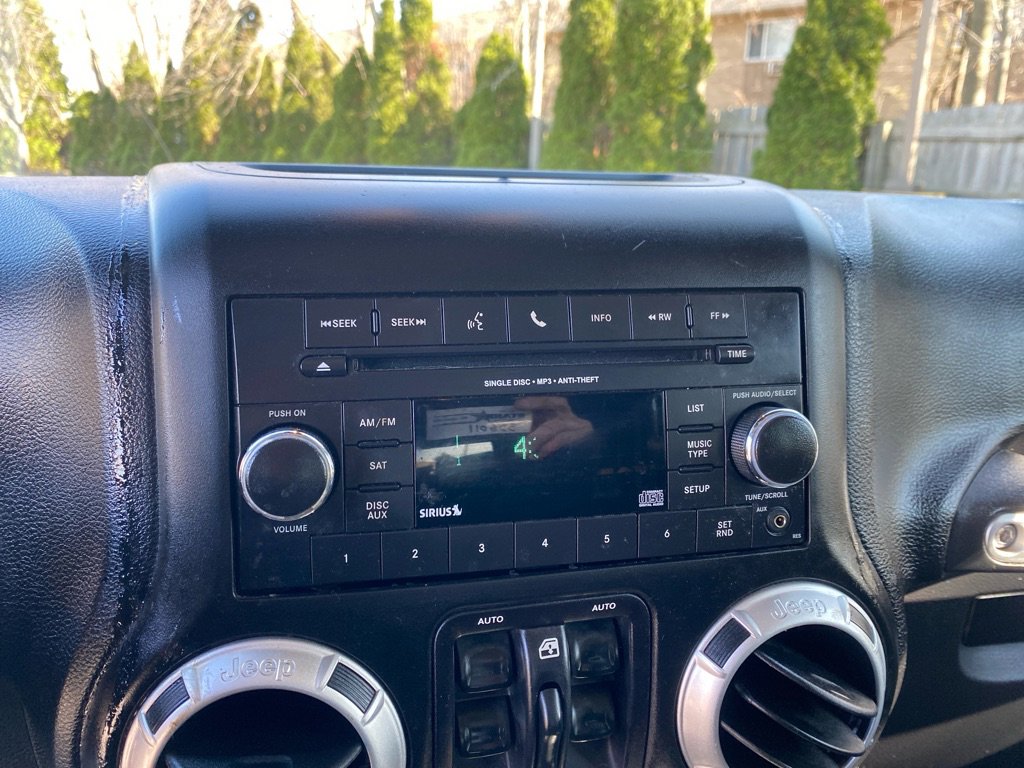 Used 2015 Jeep Wrangler Unlimited Sahara w/ Connectivity Group AWD/4WD image 13