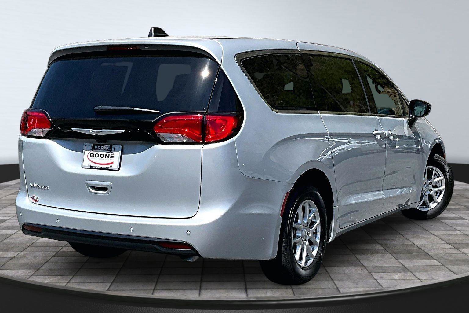 Used 2026 Chrysler Voyager LX FWD image 14