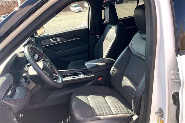Used 2025 Ford Explorer ST-Line w/ ST-Line Street Pack image 25